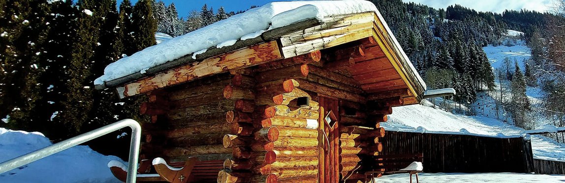 Die verschneite Sauna im Winter